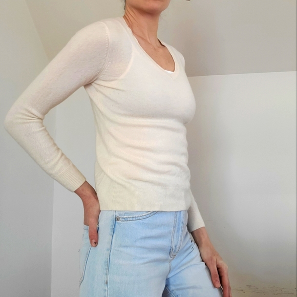 LORD & TAYLOR - Cashmere sweater - Picture 2 of 11